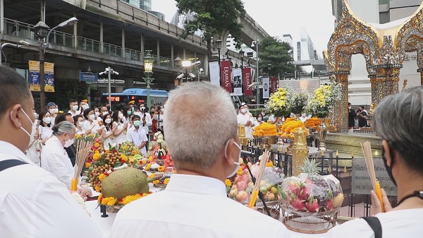 “แพนเค้ก” รำบวงสรวงถวายท้าวมหาพรหมสุดยิ่งใหญ่  (มีคลิป)