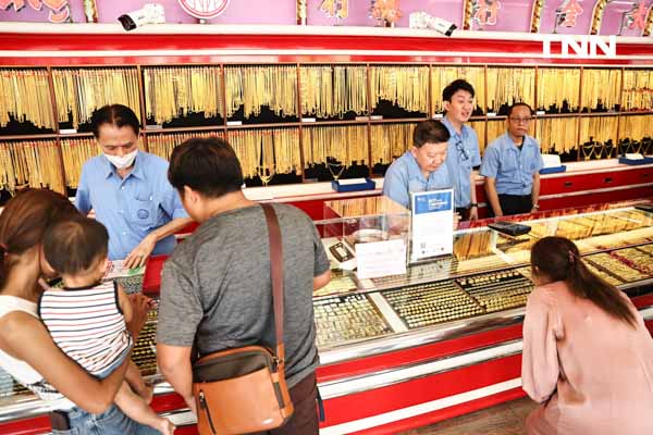 พาณิชย์ตรวจร้านทองเยาวราช สร้างความเชื่อมั่นหลังราคาทองพุ่งต่อเนื่อง
