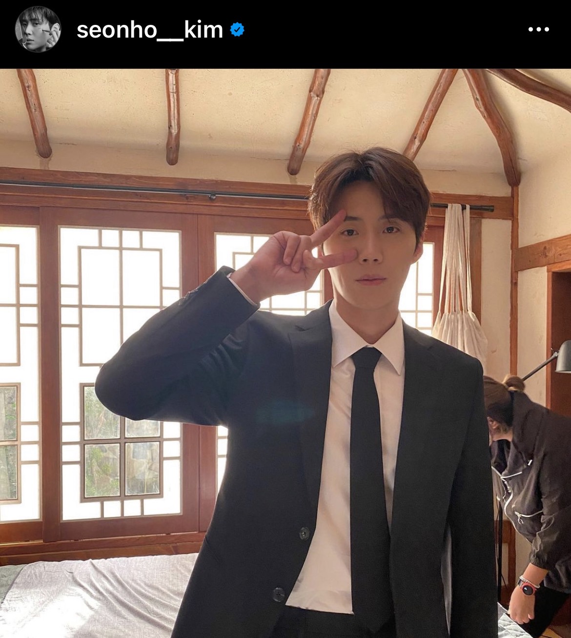 สาวสุดปลื้ม คิมซอนโฮ ช่วยพยุงคุณแม่ที่กำลังจะล้ม สาวสุดปลื้ม คิมซอนโฮ ช่วยพยุงคุณแม่ที่กำลังจะล้ม