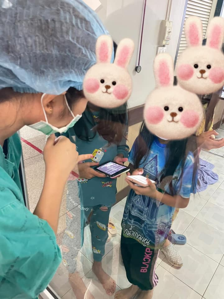 หมอ-พยาบาลรับบทคุณครูเปิด “รร.โควิดวิทยา” สอนเด็กๆติดเชื้อ หมอ-พยาบาลรับบทคุณครูเปิด “รร.โควิดวิทยา” สอนเด็กๆติดเชื้อ