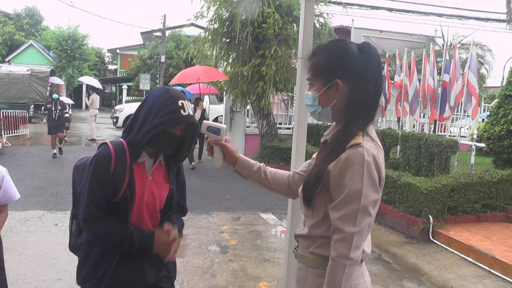 พิจิตรเปิดเรียนวันแรก-ผู้ปกครองวอนเร่งฉีดวัคซีนบุคลากรทางการศึกษา พิจิตรเปิดเรียนวันแรก-ผู้ปกครองวอนเร่งฉีดวัคซีนบุคลากรทางการศึกษา