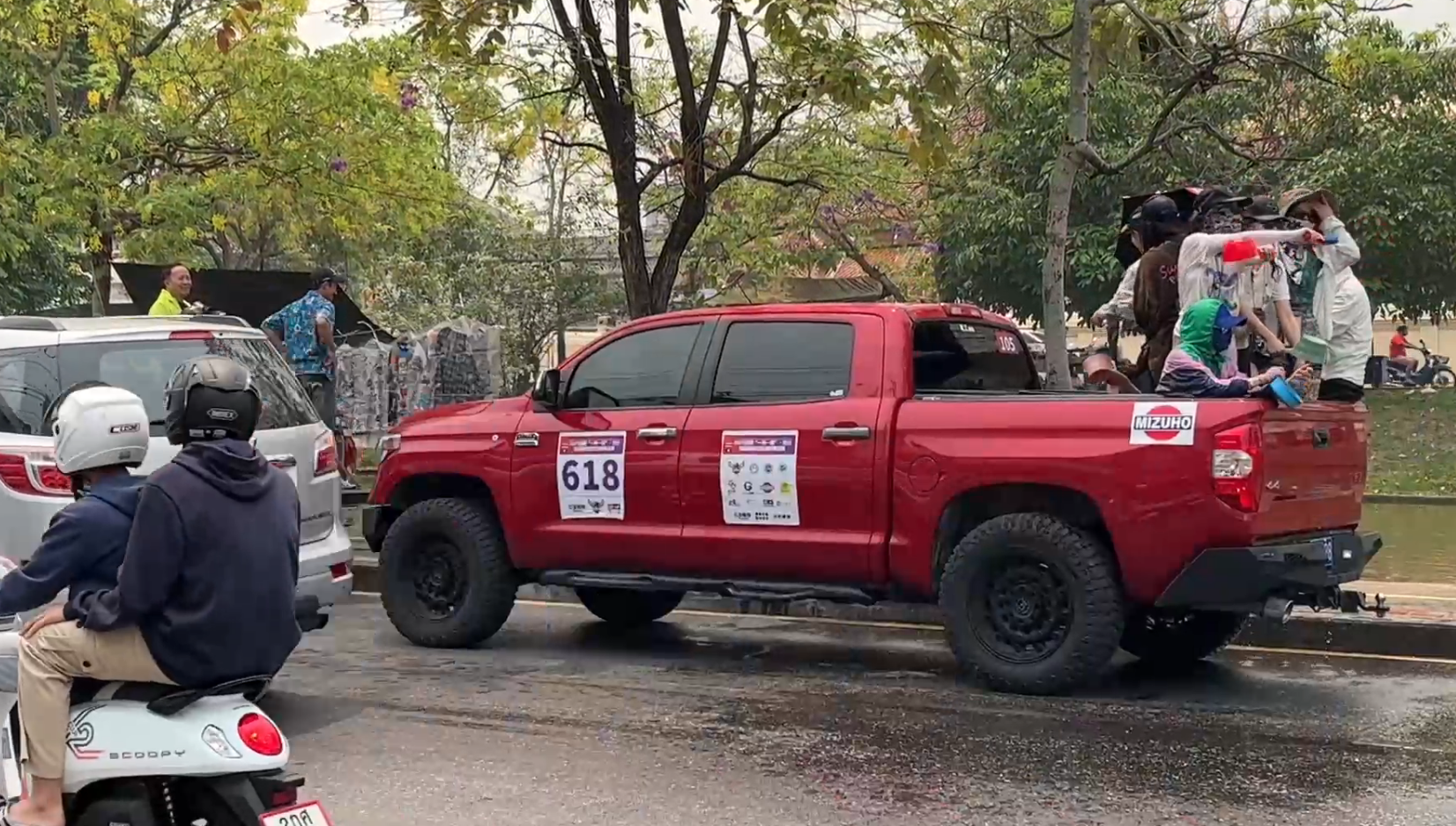 สงกรานต์ 2566 เชียงใหม่คึกคัก! คาราวานนนท.จีนตระเวนสาดน้ำ สงกรานต์ 2566 เชียงใหม่คึกคัก! คาราวานนนท.จีนตระเวนสาดน้ำ
