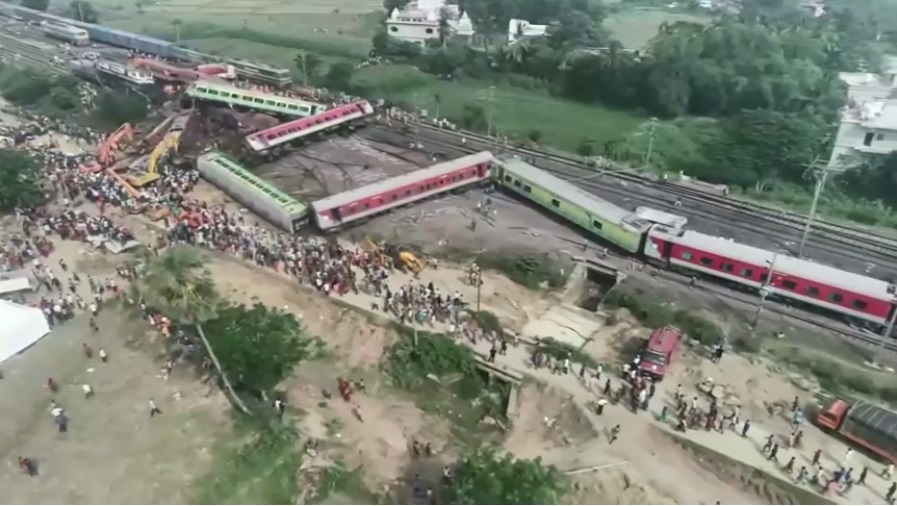 เปิดภาพมุมสูงความเสียหายจากโศกนาฏกรรม รถไฟชนกันในอินเดีย เปิดภาพมุมสูงความเสียหายจากโศกนาฏกรรม รถไฟชนกันในอินเดีย