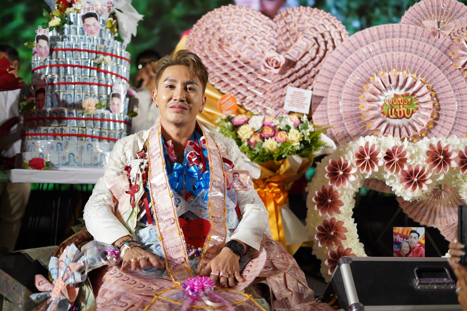 แฟนคลับ ตรี ชัยณรงค์ เปย์หนัก! มอบปีกมาลัยเงินล้าน ฉลองวันเกิดอายุครบ 36 ปี แฟนคลับ ตรี ชัยณรงค์ เปย์หนัก! มอบปีกมาลัยเงินล้าน ฉลองวันเกิดอายุครบ 36 ปี