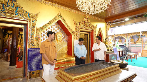 “หนุ่มแท่ง อารามทัวร์” พากราบ “หลวงพ่อโต” พระพุทธรูปคู่เมืองชาวบางพลี “หนุ่มแท่ง อารามทัวร์” พากราบ “หลวงพ่อโต” พระพุทธรูปคู่เมืองชาวบางพลี