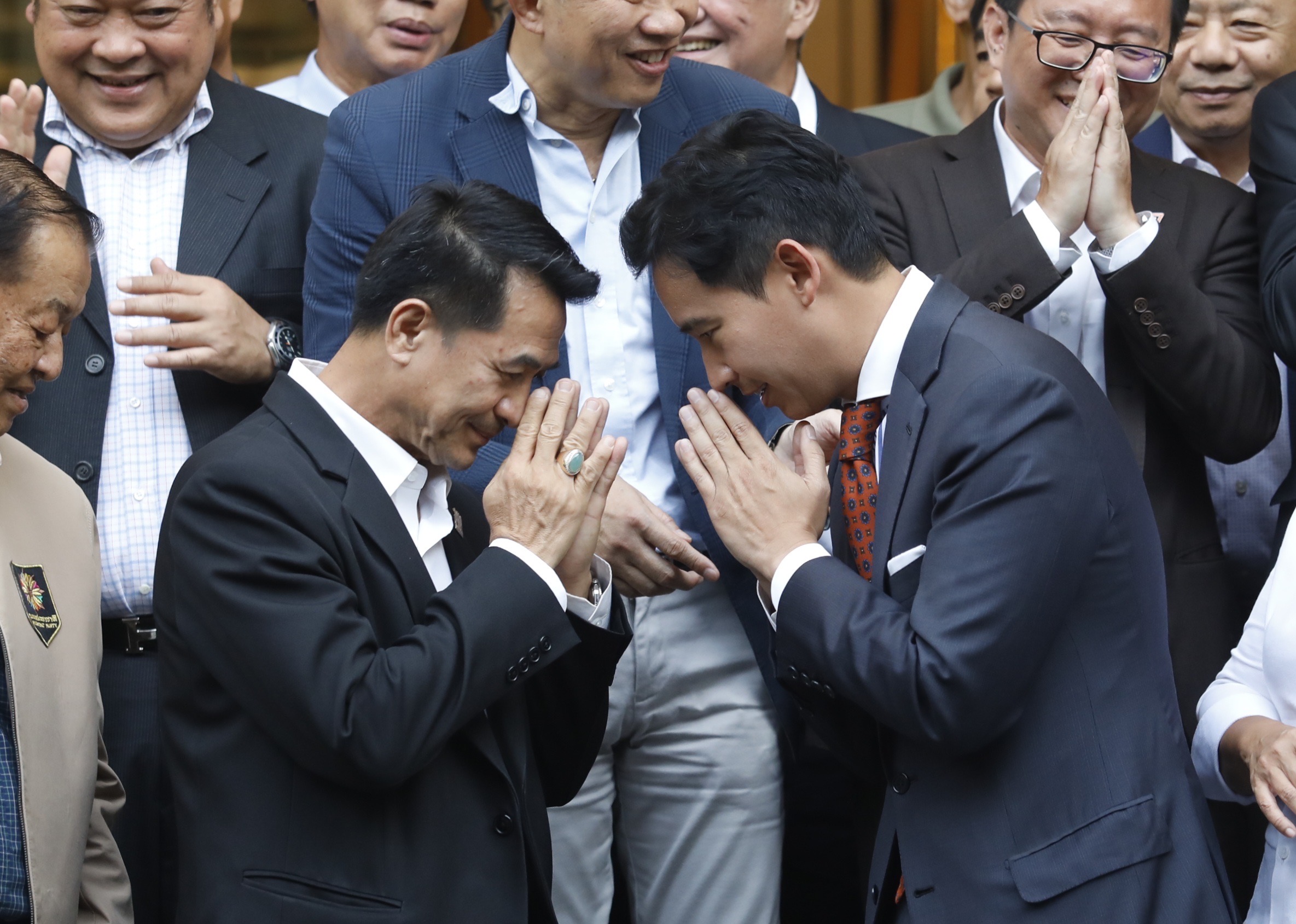 เลือกตั้ง 2566 พิธา พร้อม 5 พรรคการเมืองจับมือโชว์สื่อ คุยจัดตั้งรัฐบาลครั้งแรก