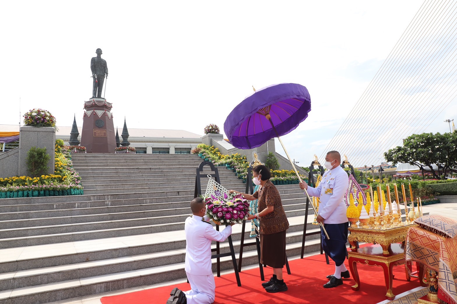 กรมสมเด็จพระเทพฯ เสด็จแทนพระองค์ ทรงวางพวงมาลาถวายราชสักการะพระบรมราชานุสาวรีย์พระบาทสมเด็จพระปรเมนทรมหาอานันทมหิดลเนื่องในวันคล้ายวันสวรรคต 