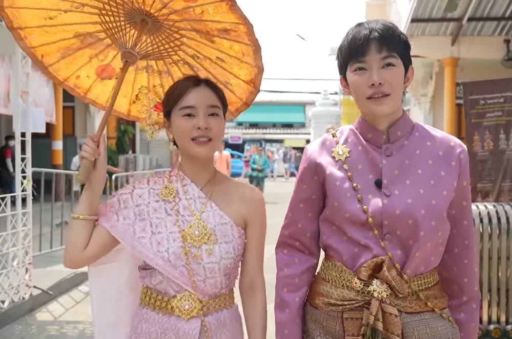 คู่จิ้นในตำนานคืนชีพ ออม สุชาร์ ควงแขน ติ๊นา ศุภนาฏ เที่ยววัด