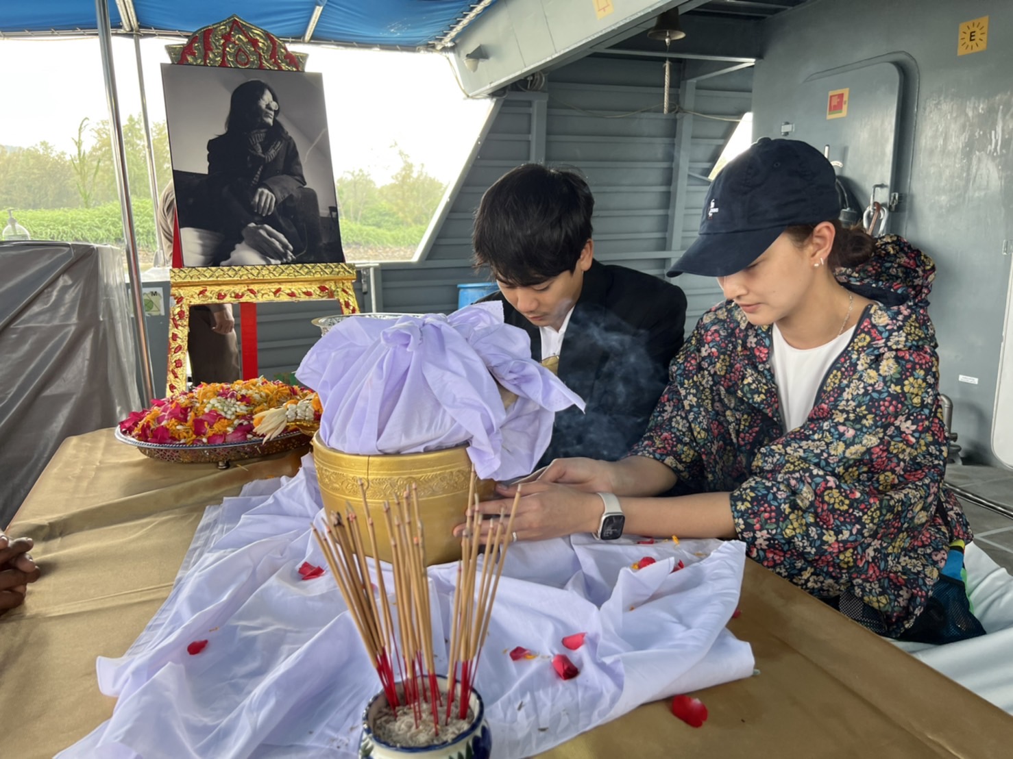เหล่าคนบันเทิง ร่วมพิธีลอยอังคาร หม่อมหลวงพันธุ์เทวนพ เทวกุล