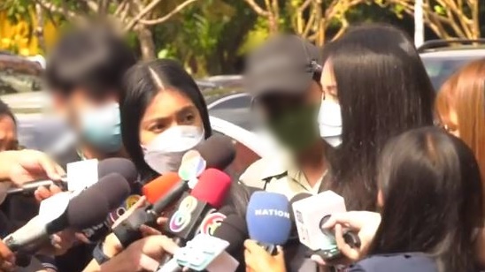 คุณแม่แตงโม - กระติก - แซน เดินทางมาตามนัดศาลจังหวัดนนทบุรี 