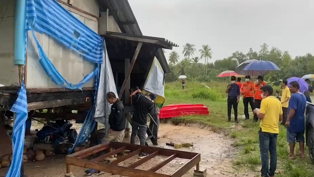 เปิดภาพน้ำป่าทะลัก อ.กาญจนดิษฐ์ ท่วมบ้านเรือน 250 หลัง เปิดภาพน้ำป่าทะลัก อ.กาญจนดิษฐ์ ท่วมบ้านเรือน 250 หลัง
