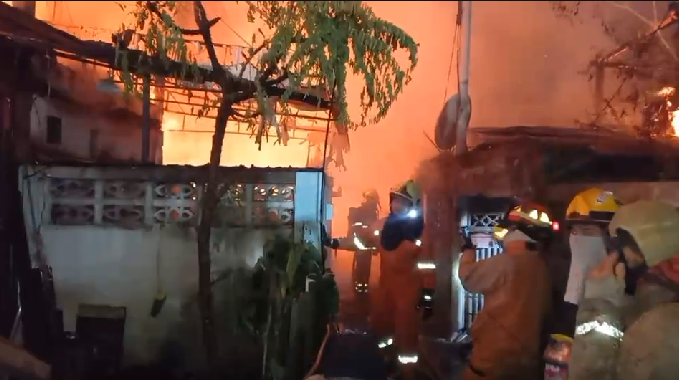 ระทึก! ไฟไหม้ชุมชนในซอยสุขสวัสดิ์ 52 เสียหาย 7 หลัง เจ็บ 3 ราย