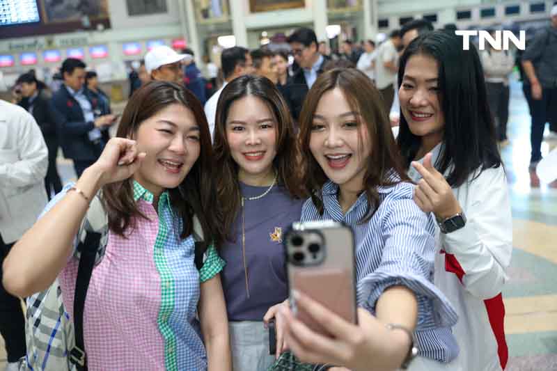 นายกฯร่วมเดินทางโดยรถไฟ นำสมาชิกพรรคเพื่อไทยร่วมเสวนาที่หัวหิน นายกฯร่วมเดินทางโดยรถไฟ นำสมาชิกพรรคเพื่อไทยร่วมเสวนาที่หัวหิน