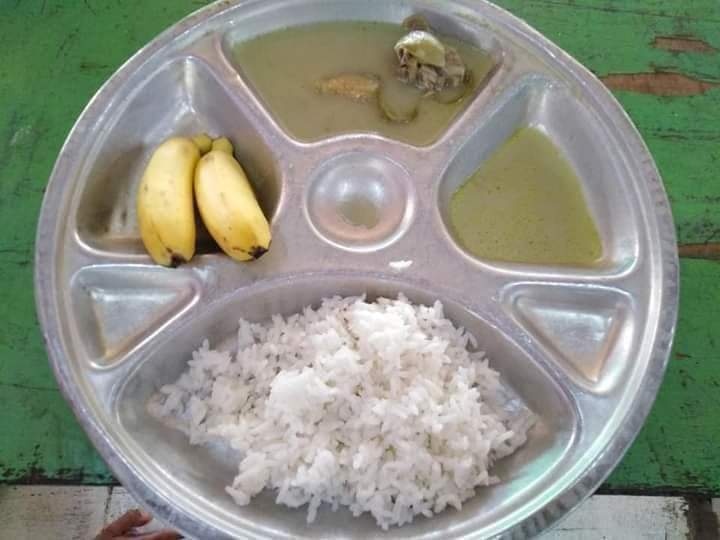 ดราม่าสนั่น! อาหารกลางวันเด็ก มีแค่กล้วยกับเศษแกงไก่ ดราม่าสนั่น! อาหารกลางวันเด็ก มีแค่กล้วยกับเศษแกงไก่