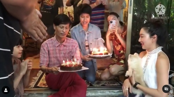 ฉลองวันเกิดครบ 67 ปี “หม่อมน้อย-หม่อมหลวงพันธุ์เทวนพ เทวกุล” โดยมี แพนเค้ก-แต้ว นำทีมลูกศิษย์ในวงการร่วมอวยพรวันเกิดหม่อมน้อยที่บ้านพัก ฉลองวันเกิดครบ 67 ปี “หม่อมน้อย-หม่อมหลวงพันธุ์เทวนพ เทวกุล” โดยมี แพนเค้ก-แต้ว นำทีมลูกศิษย์ในวงการร่วมอวยพรวันเกิดหม่อมน้อยที่บ้านพัก