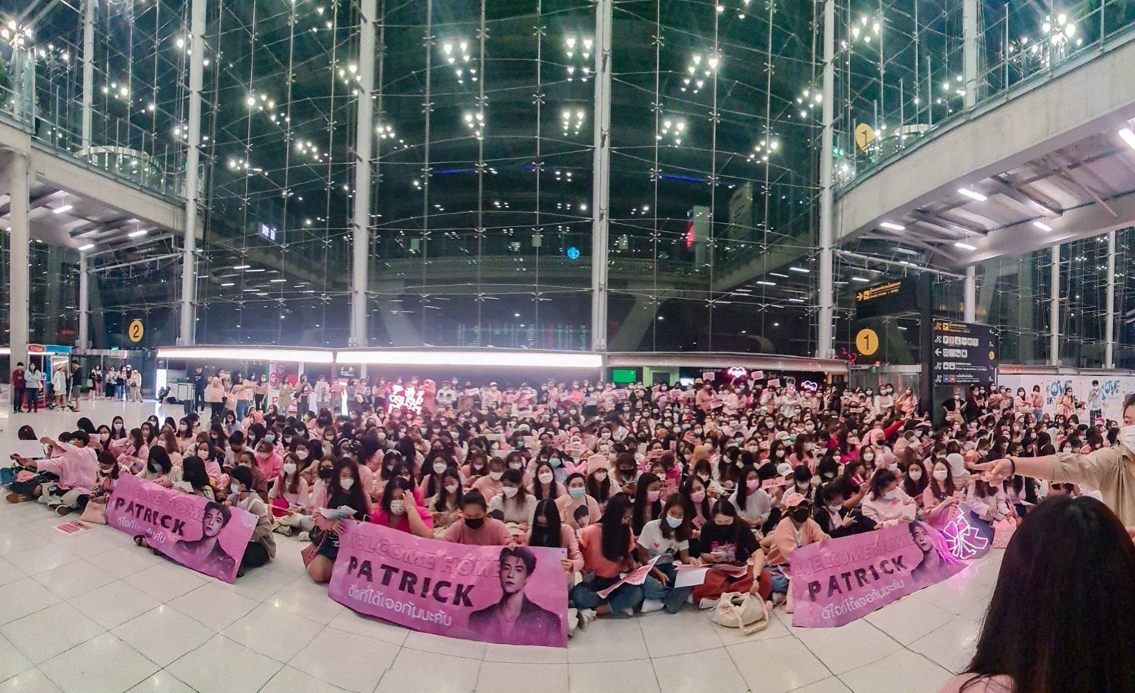 แพทริค INTO1 กลับไทยในรอบ 2 ปี แฟนคลับต้อนรับแน่น ด้วยความคิดถึง แพทริค INTO1 กลับไทยในรอบ 2 ปี แฟนคลับต้อนรับแน่น ด้วยความคิดถึง