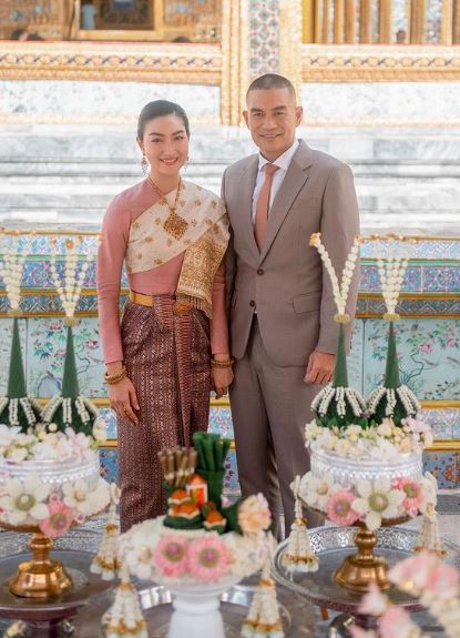 เปิดภาพ แพนเค้ก เขมนิจ ในชุดไทยสวยสง่า ออร่าเจ้าสาวจับ!