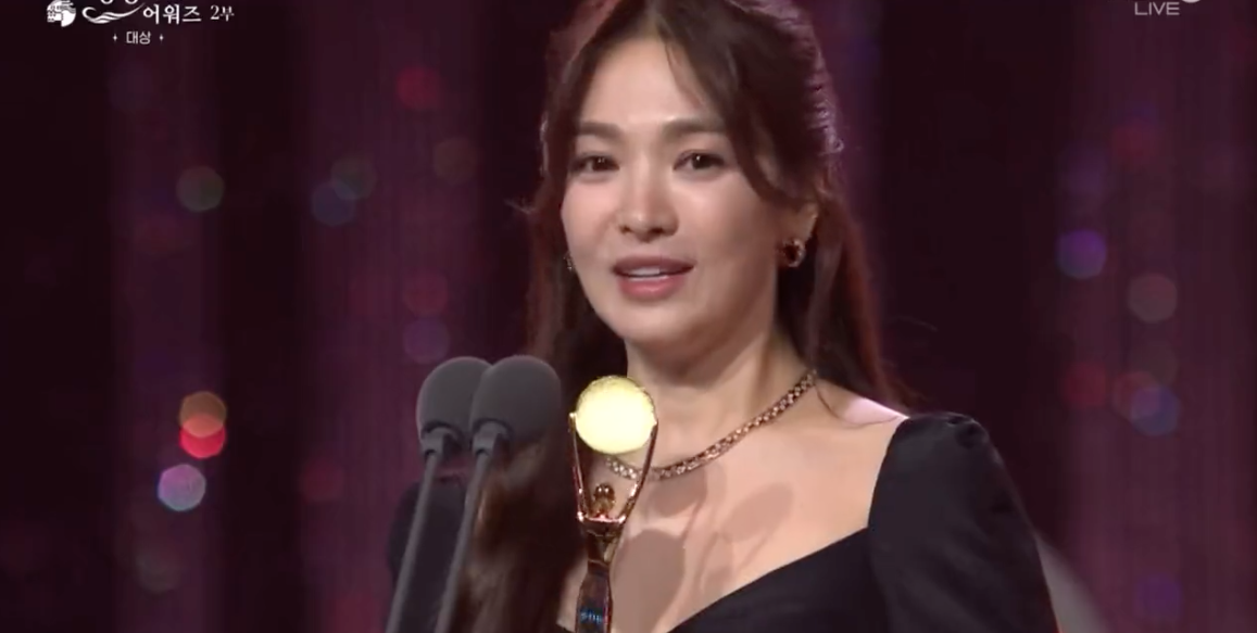 ‘ซงฮเยคโย’ คว้าแดซัง!! เวที Blue Dragon Series Awards ปีนี้ จากบทนำ The Glory ‘ซงฮเยคโย’ คว้าแดซัง!! เวที Blue Dragon Series Awards ปีนี้ จากบทนำ The Glory