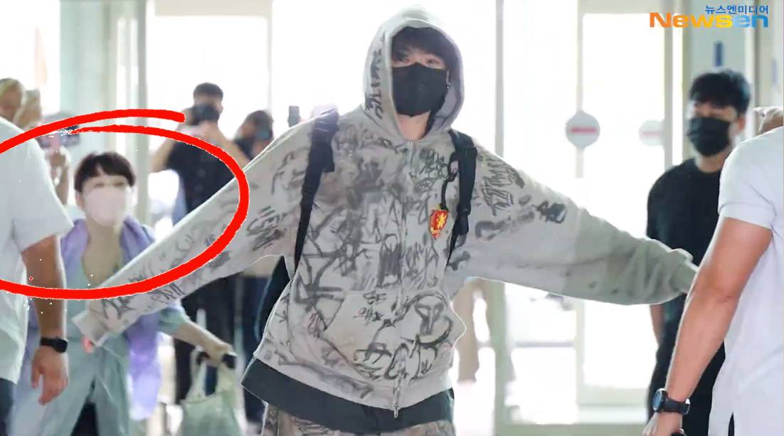 เกินควบคุม!! แฟนคลับสาวฝ่าที่กั้นพุ่งเข้าหา ‘จองกุก BTS’ ที่สนามบินอีกครั้ง เกินควบคุม!! แฟนคลับสาวฝ่าที่กั้นพุ่งเข้าหา ‘จองกุก BTS’ ที่สนามบินอีกครั้ง