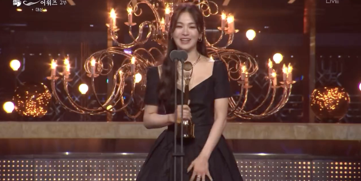 ‘ซงฮเยคโย’ คว้าแดซัง!! เวที Blue Dragon Series Awards ปีนี้ จากบทนำ The Glory ‘ซงฮเยคโย’ คว้าแดซัง!! เวที Blue Dragon Series Awards ปีนี้ จากบทนำ The Glory