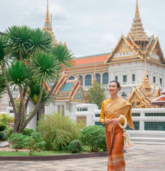 เปิดภาพ แพนเค้ก เขมนิจ ในชุดไทยสวยสง่า ออร่าเจ้าสาวจับ!