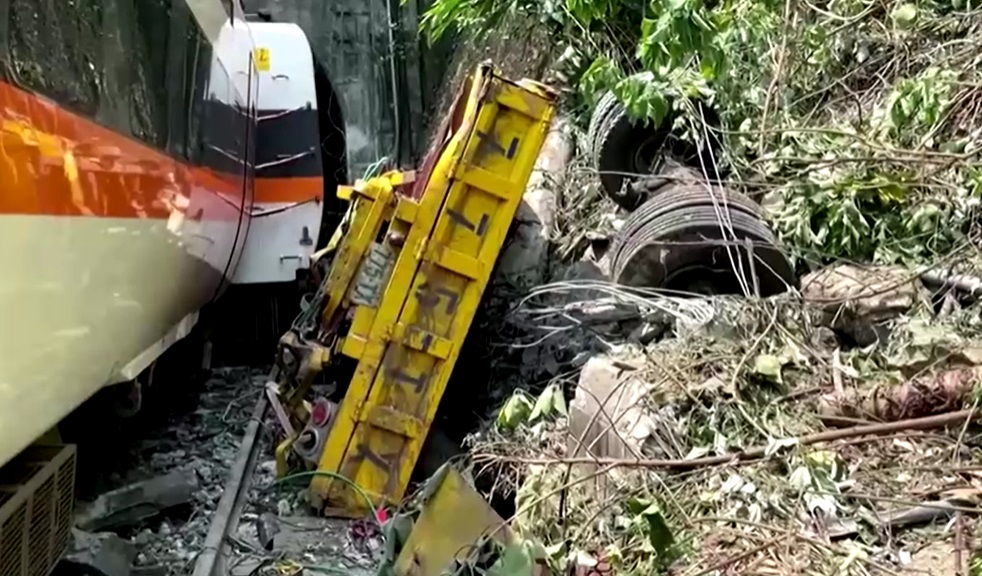 เหยื่อรถไฟตกรางที่ไต้หวันดับแล้ว 54 บาดเจ็บกว่า 150 คน