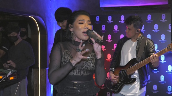 แฮปปี้แฟนสายฝ.“ดา เอ็นโดรฟิน” ควงเปิดค่ายเพลง  (มีคลิป)