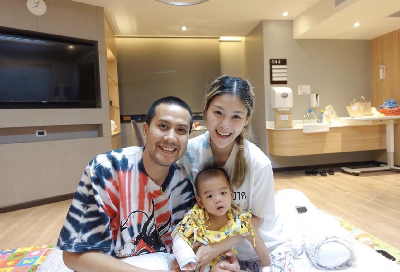 เป้ วงมายด์ โพสต์แจ้งลูกชายฝาแฝด น้องมิวสิค-น้องลีริคส์ ติดโควิด-19 ทั้งคู่ มีอาการไข้ขึ้นสูง