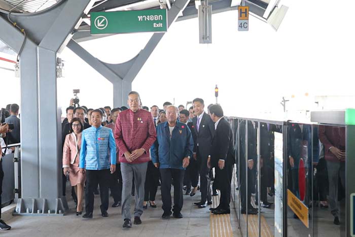 นายก ประเดิมนั่งรถไฟฟ้า สายสีชมพูก่อนเปิดให้ ปชช. ทดลองใช้ฟรีบ่ายนี้ นายก ประเดิมนั่งรถไฟฟ้า สายสีชมพูก่อนเปิดให้ ปชช. ทดลองใช้ฟรีบ่ายนี้
