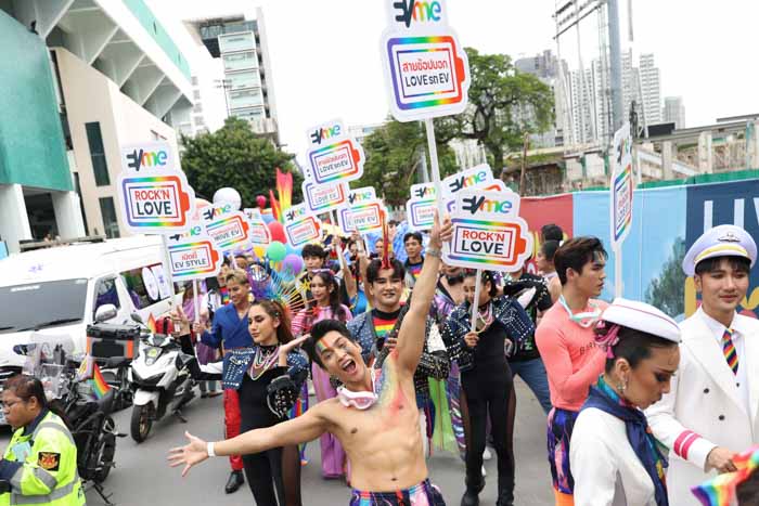 พาเหรด PrideMonth ยิ่งใหญ่ โบกธงสีรุ้งยาวที่สุดในประเทศไทยกว่า 200 เมตร