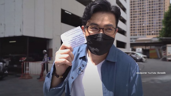 “มนต์สิทธิ์ คำสร้อย” เฉยไม่มีรถให้ขาย แต่โชคดีถูกหวย (มีคลิป) “มนต์สิทธิ์ คำสร้อย” เฉยไม่มีรถให้ขาย แต่โชคดีถูกหวย (มีคลิป)