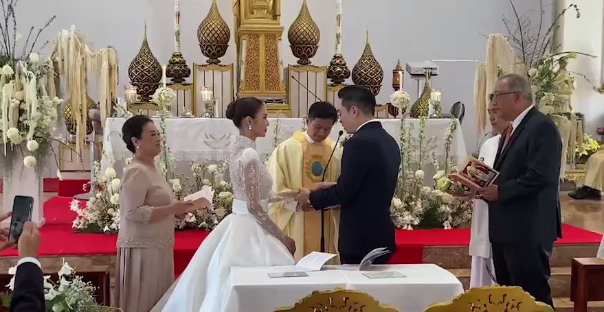 “ปาย สิตางศุ์” ควงแขนแฟนหนุ่ม “นิก ธนิก” ลั่นระฆังวิวาห์