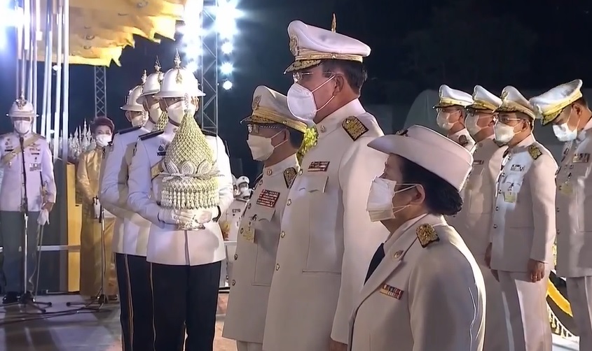 นายกฯ นำจุดเทียนถวายพระพรชัยมงคล วันเฉลิมพระชนมพรรษา พระบาทสมเด็จพระเจ้าอยู่หัว นายกฯ นำจุดเทียนถวายพระพรชัยมงคล วันเฉลิมพระชนมพรรษา พระบาทสมเด็จพระเจ้าอยู่หัว