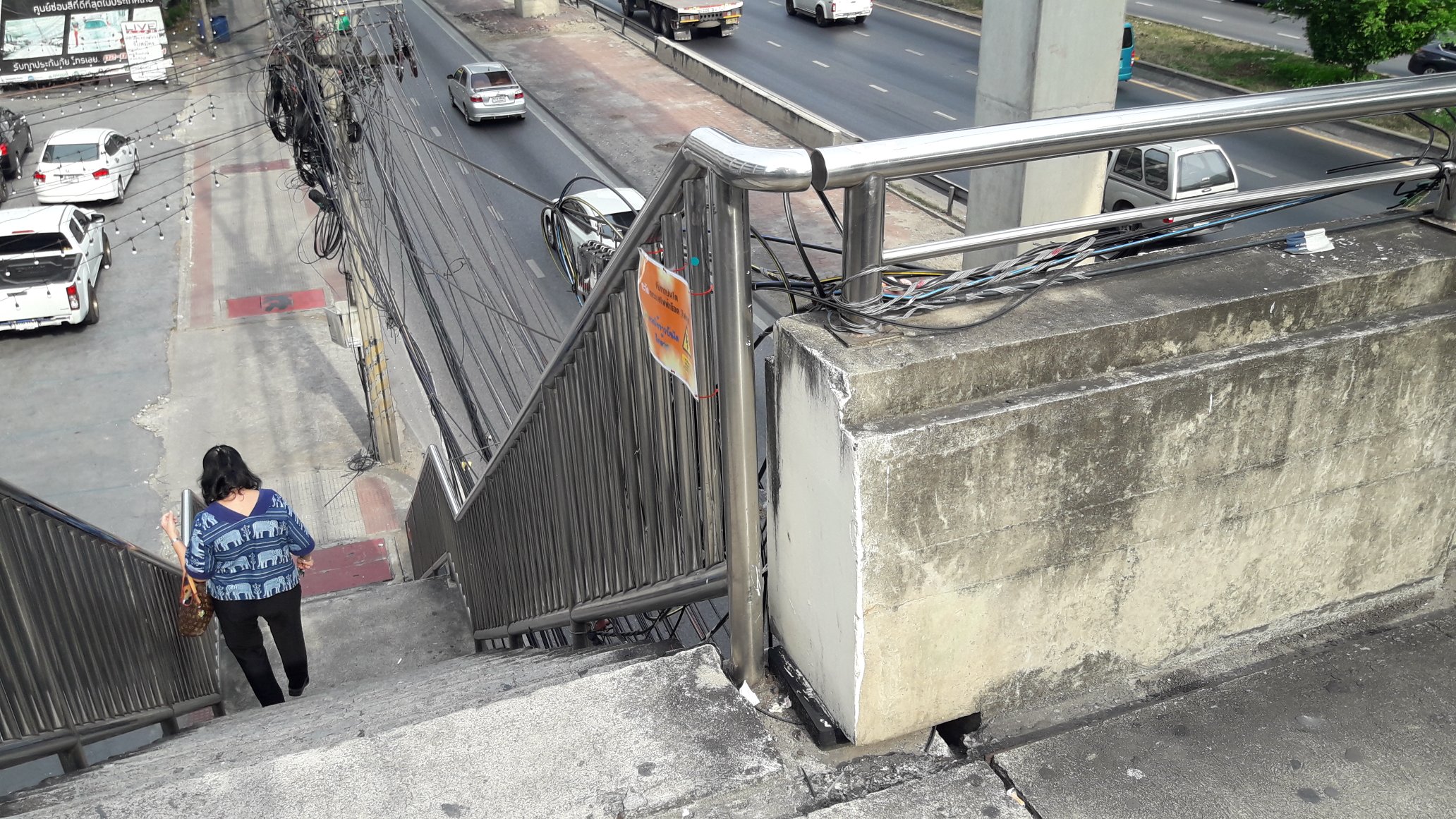 สะพานลอยชวนผวา! ห้ามจับราวสะพานถ้าไม่อยากโดนไฟดูด
