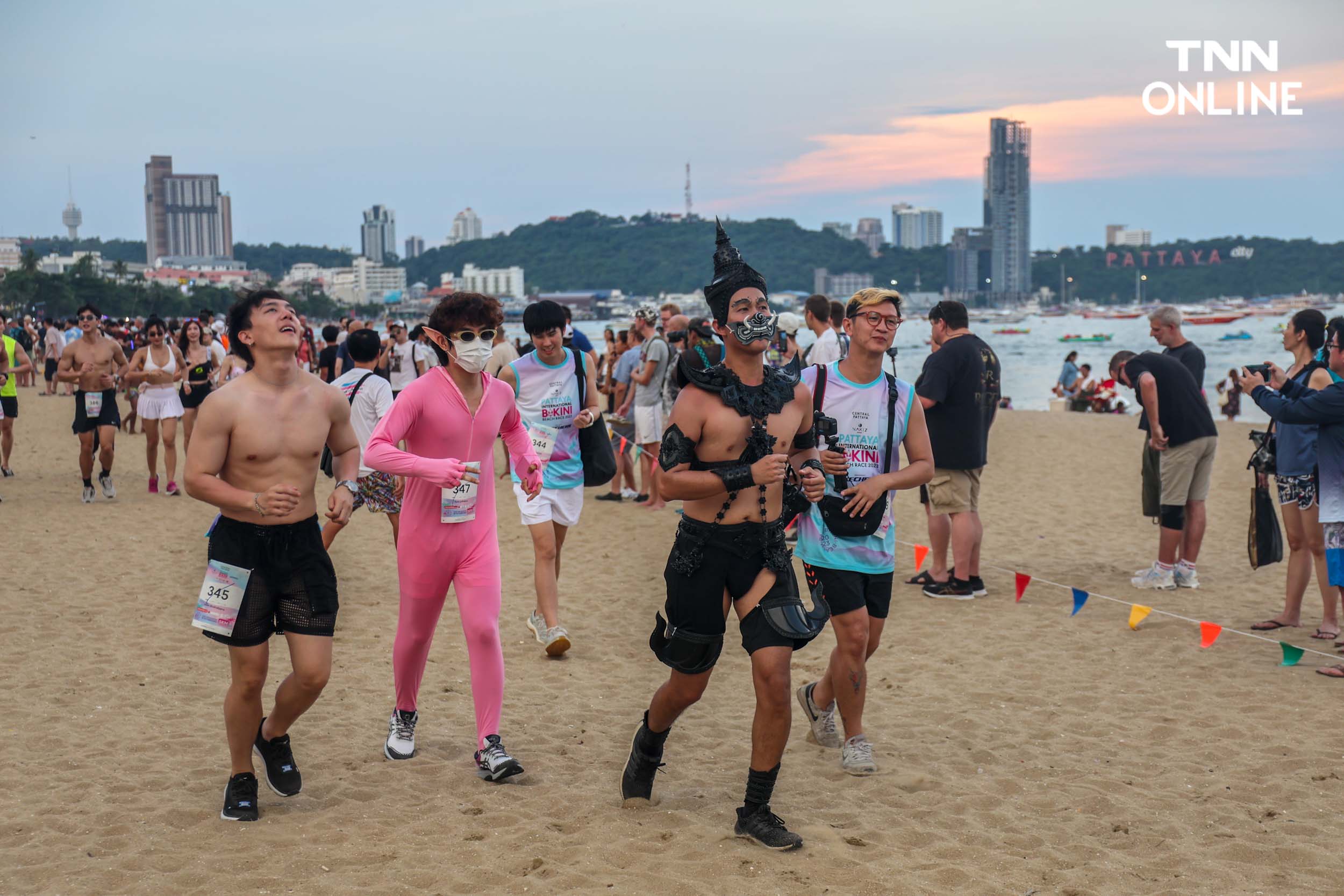 ใส่บิกินีอวดหุ่นสวย นักวิ่งกว่า 4,000 คน ร่วมวิ่งริมหาดพัทยา