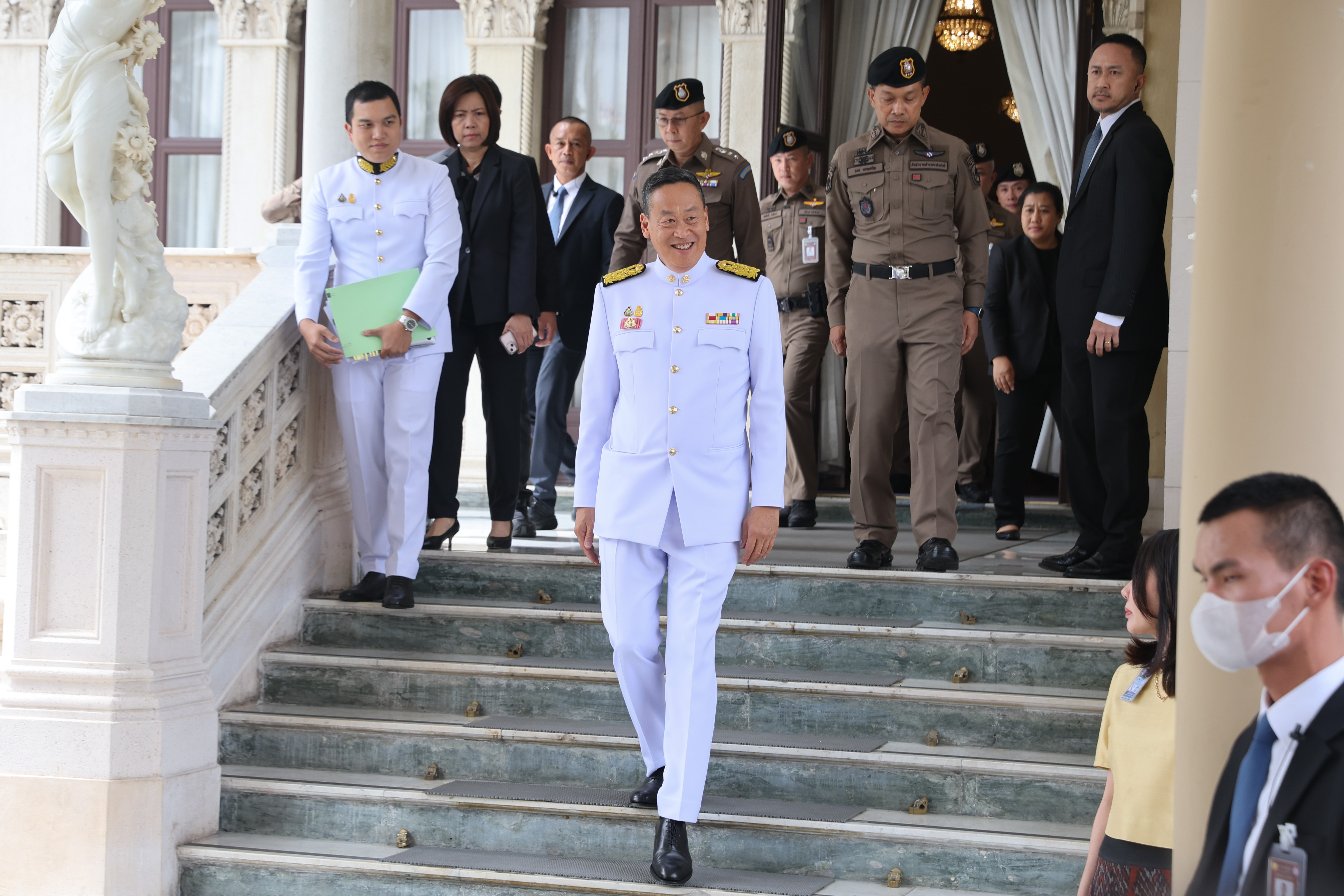 ประมวลภาพ นายกฯ นำครม.ชุดใหม่ถวายสัตย์ปฏิญาณตน-ถ่ายรูปหมู่