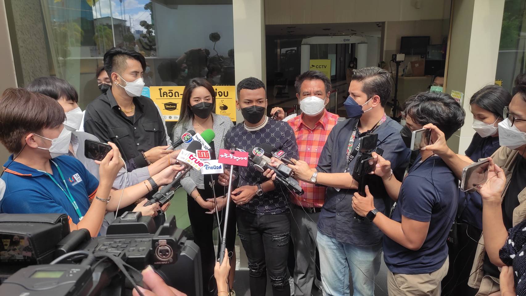 โชค และ ภรรยา เคลื่อนไหวหลังเคลียร์ใจ บอล เชิญยิ้ม  ขอโทษที่ทำผิดพลาด 