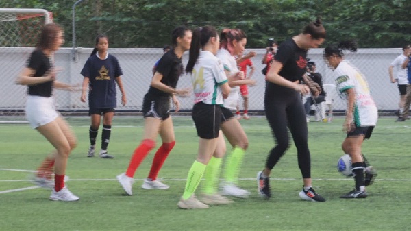แอนชิลี-ใบตอง-อแมนด้า นำทีมนางงาม ฟาดแข้งในศึกฟุตซอลกระชับมิตร   (มีคลิป)