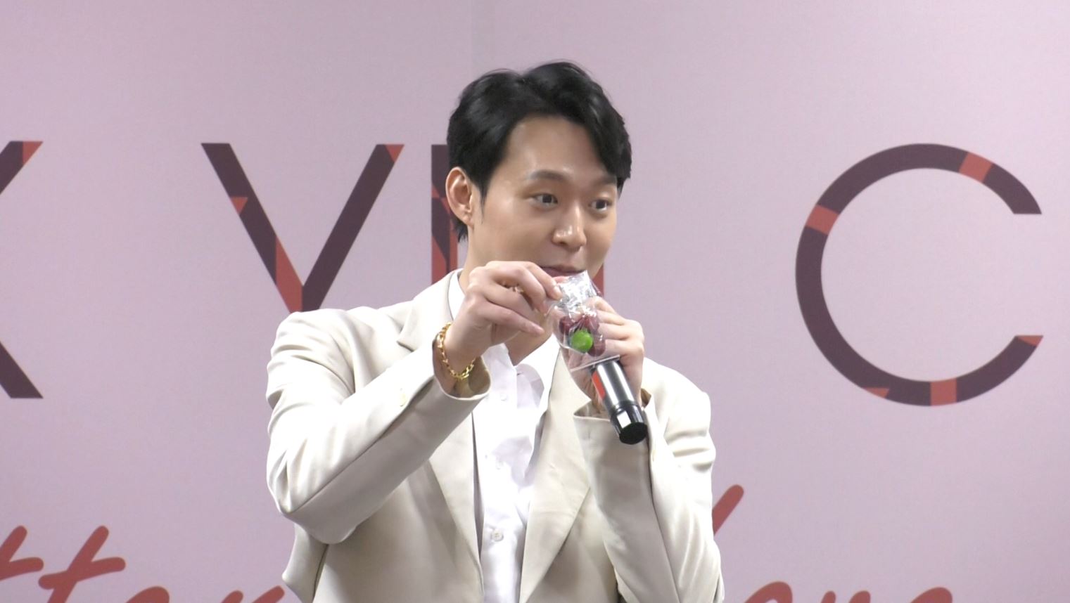 ชมภาพมินิคอนเสิร์ต!! ปาร์ค ยูชอน ในช่วงเทศกาลแห่งความรักให้กับน้องๆ