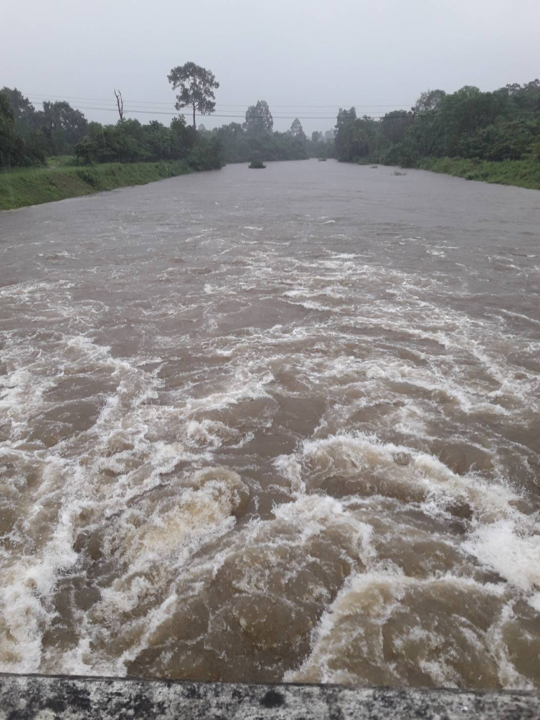 ประมวลภาพ ฝนถล่มปราจีน น้ำป่าหลากท่วมหมู่บ้านตีนเขาทับลาน