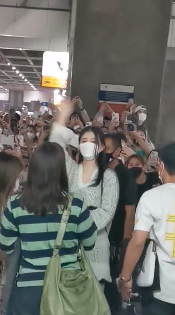 ถึงไทยแล้ว!! 'ฮันโซฮี’ นางเอกเกาหลี ขาวใสออร่าสะกดทั้งสนามบิน