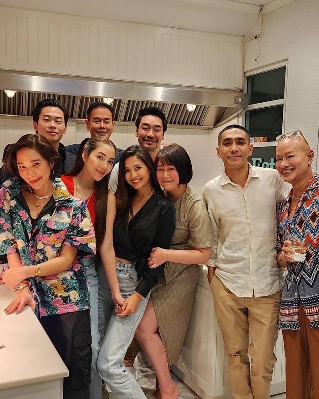 ชาวเน็ตซูมตาแตก แอบลุ้นใครคู่ใคร ยังไงดี ชาวเน็ตซูมตาแตก แอบลุ้นใครคู่ใคร ยังไงดี