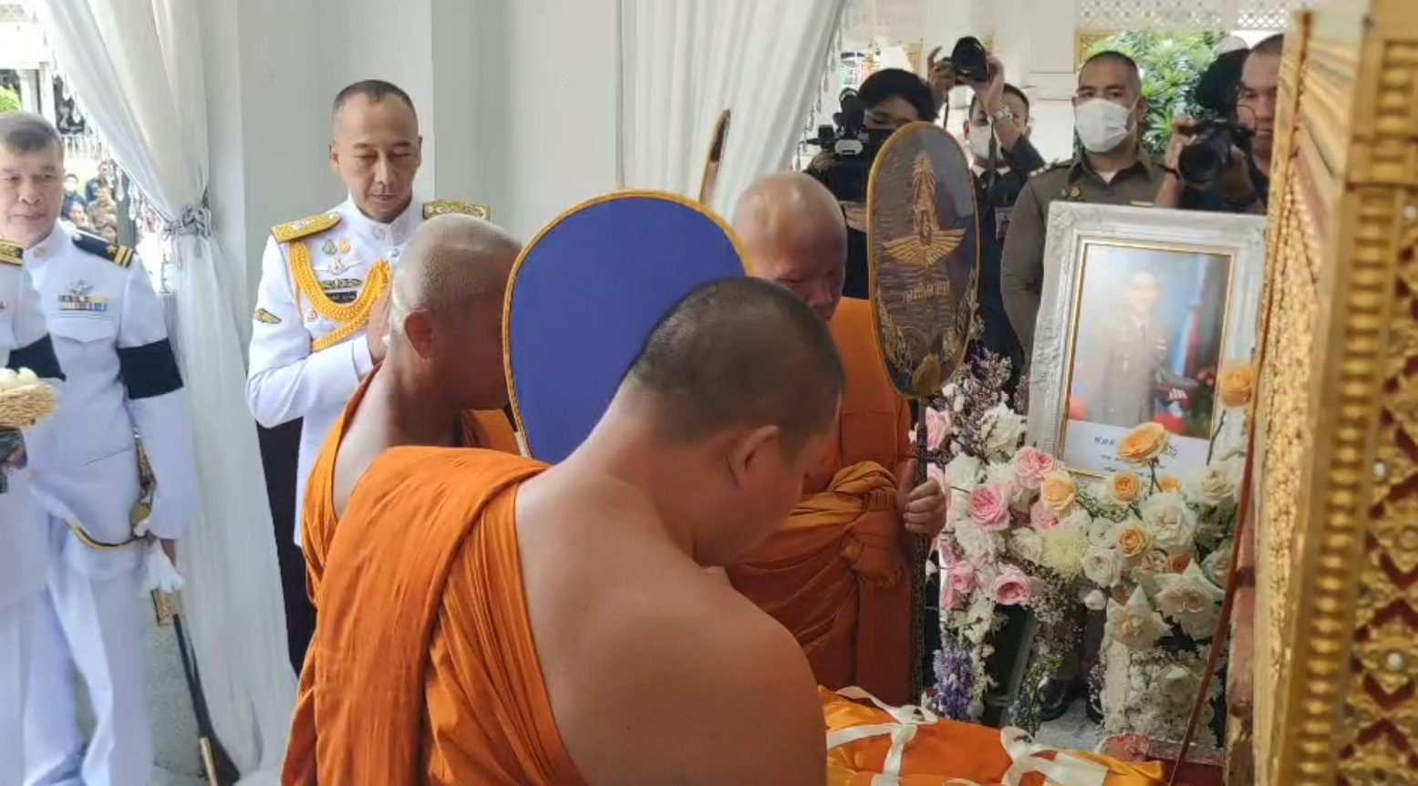 พิธีพระราชทานเพลิงศพ พ.ต.ต.ศิวกร สายบัว เพื่อนๆร้องเพลงอาลัยครั้งสุดท้าย!