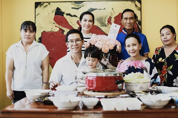 อาต้อย เศรษฐา กักตัวที่บ้านครบแล้ว ได้อยู่พร้อมหน้าครอบครัว อาต้อย เศรษฐา กักตัวที่บ้านครบแล้ว ได้อยู่พร้อมหน้าครอบครัว