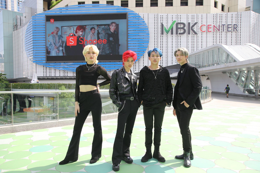 ไม่ธรรมดา! บอยแบนด์ “4MIX”  จัดใหญ่ขึ้นบิลบอร์ดใจกลางเมือง