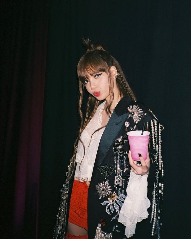 แสนล้านวิว!! 'ลิซ่า’ ทุบสถิติ TikTok ครองเทรนด์โลกต่อเนื่องหลังโชว์เด็ดที่ Coachella แสนล้านวิว!! 'ลิซ่า’ ทุบสถิติ TikTok ครองเทรนด์โลกต่อเนื่องหลังโชว์เด็ดที่ Coachella