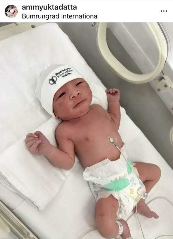 แอริน ยุกตะทัต คลอดลูกชายสุดหล่อ ตั้งชื่อน้องอคิณ คุณยายเห่อหลานสุดๆ แอริน ยุกตะทัต คลอดลูกชายสุดหล่อ ตั้งชื่อน้องอคิณ คุณยายเห่อหลานสุดๆ