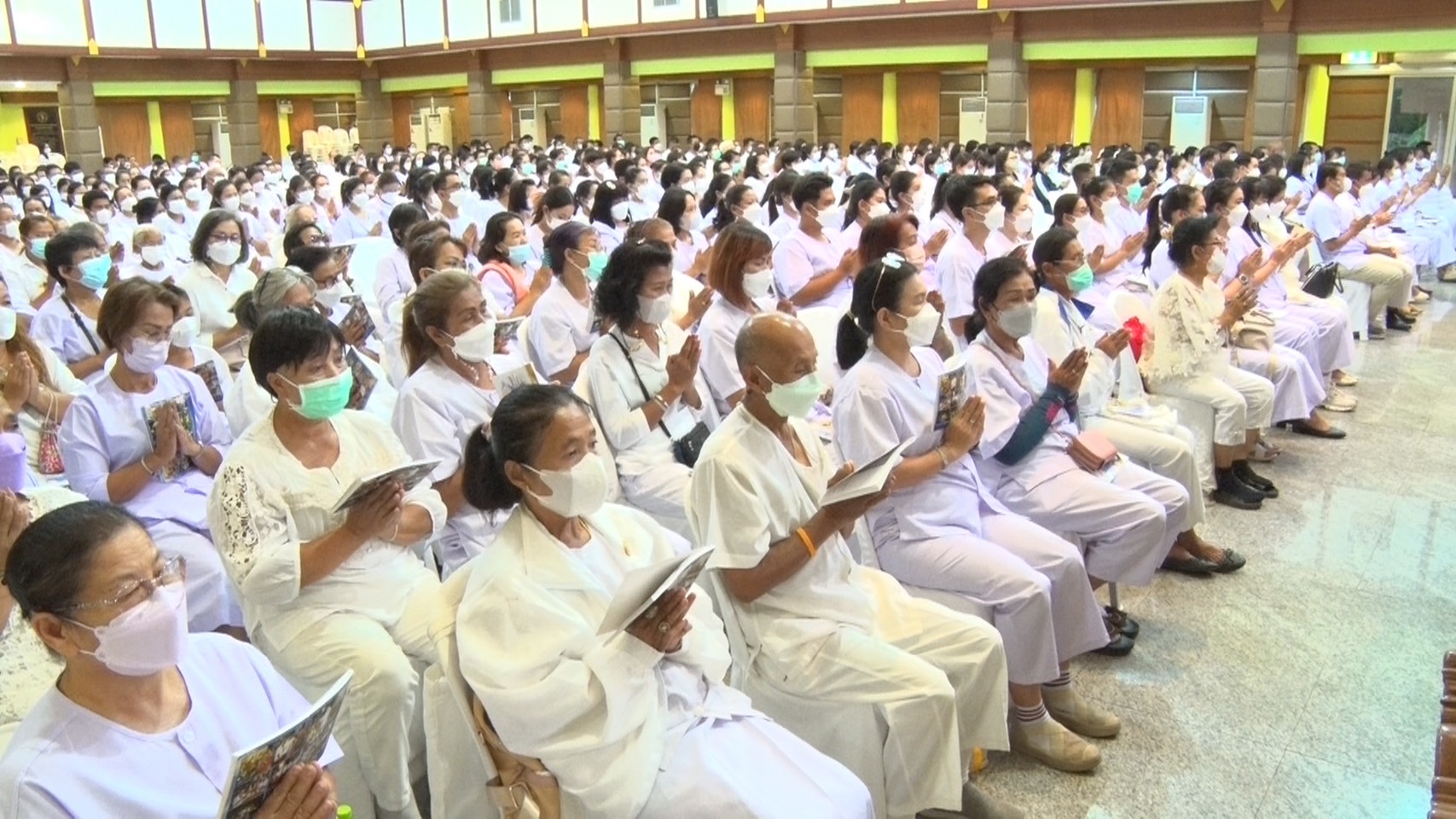 พสกนิกรทั่วประเทศ ร่วมพิธีเจริญพุทธมนต์ ถวายพระพรชัยมงคล แด่พระองค์ภา พสกนิกรทั่วประเทศ ร่วมพิธีเจริญพุทธมนต์ ถวายพระพรชัยมงคล แด่พระองค์ภา