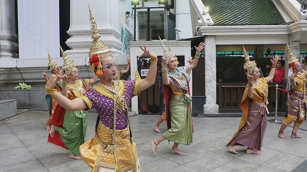 “แพนเค้ก” รำบวงสรวงถวายท้าวมหาพรหมสุดยิ่งใหญ่  (มีคลิป)