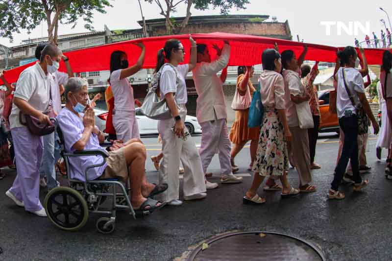ขบวนยิ่งใหญ่ตระการตา อัญเชิญผ้าแดงห่มองค์พระบรมบรรพต(ภูเขาทอง) ขบวนยิ่งใหญ่ตระการตา อัญเชิญผ้าแดงห่มองค์พระบรมบรรพต(ภูเขาทอง)